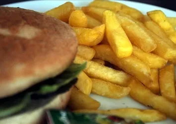 Fast Food ve hazır gıdalar cilt sağlığını tehdit ediyor