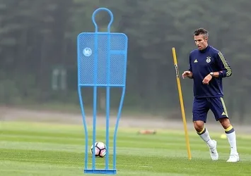 Robin van Persie kampa götürülmüyor