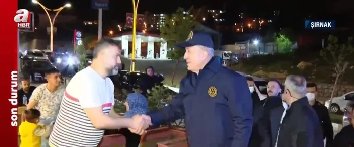 Milli Savunma Bakanı Hulusi Akar, Irak sınırının sıfır noktasında Mehmetçikle iftar yaptı