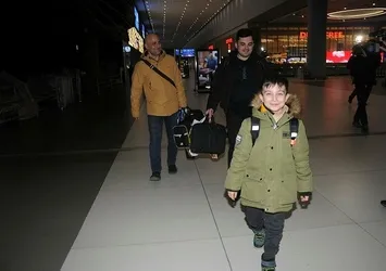 Ukrayna'dan tahliye edilen Türk vatandaşları Romanya'dan uçakla İstanbul'a getirildi