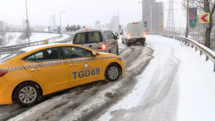 Son dakika: Trakya'dan İstanbul'a girişler durdu! Beylikdüzü-Büyükçekmece arası E-5 Karayolu trafiğe kapandı - 1