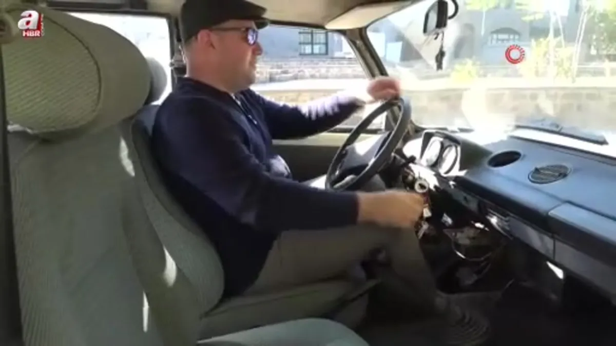 35 yıllık araçla Diyarbakır’ı karış karış geziyorlar