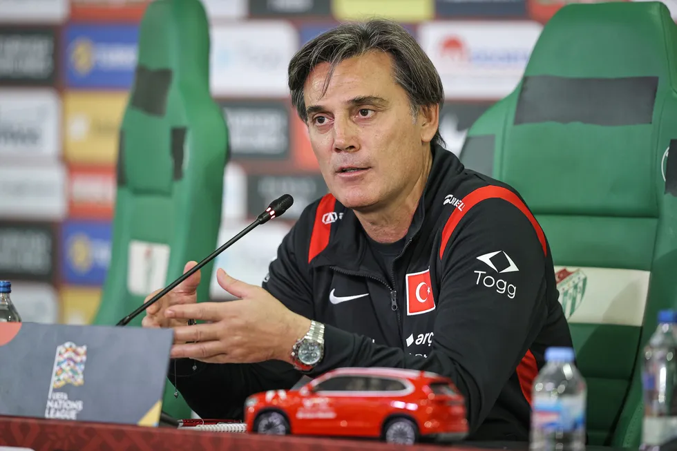 1790876583290.jpg Vincenzo Montella'dan eleştirilere yanıt: "Ben bunları kaldırırım" - 2