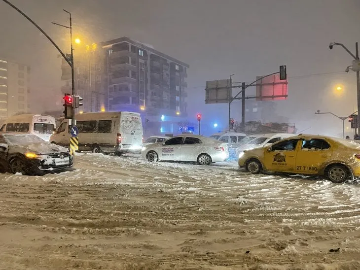 Gaziantep beyaz örtüye teslim oldu! Valilikten kritik uyarı! Şehir dışına çıkışlar yasaklandı