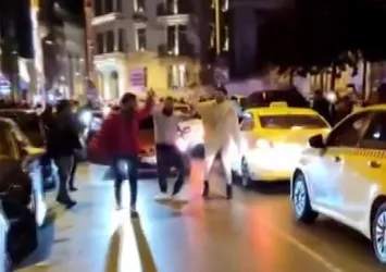Trafik maganları sokakları birbirine kattı! Araç üstüne çıkıp dakikalarca dans etti