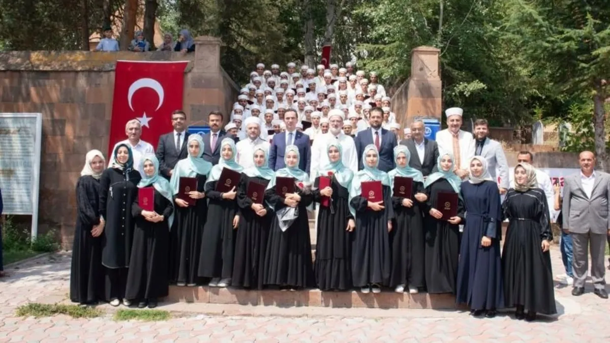 Bitlis'te 83 öğrenci hafızlık eğitimini tamamlayarak mezun oldu