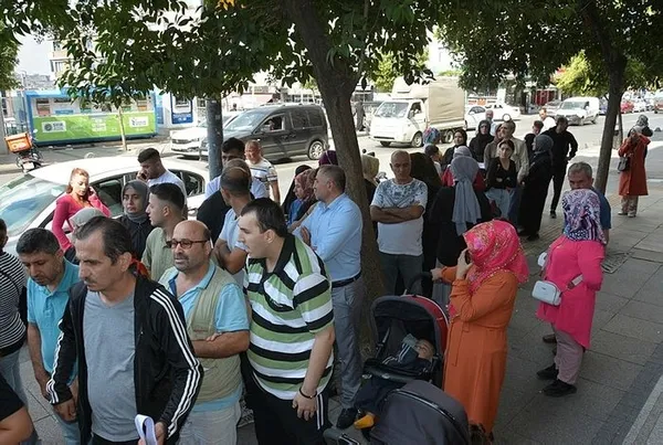 Son dakika: Sosyal Konut Projesine rekor başvuru! Banka önünde uzun kuyruklar oluştu