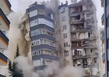 Kahramanmaraş depreminde ağır hasar almıştı! Ayas Apartmanı böyle yıkıldı