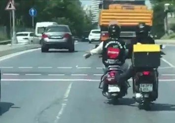 İstanbul'da tehlikeli yolculuk! Benzini biten motosikleti ayağıyla itti