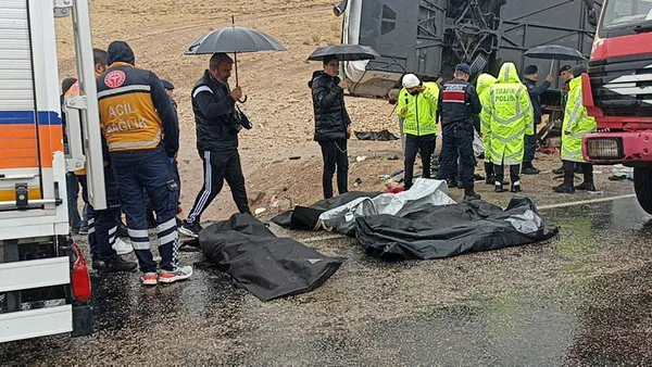 Son dakika | Sivas'ta yolcu otobüsü yan yattı! Ölü ve yaralılar var - 4