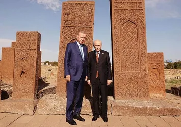 Başkan Erdoğan ve Devlet Bahçeli Ahlat'taki Selçuklu Mezarlığı'nda