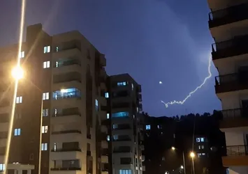 Adıyaman’da şimşekler geceyi aydınlattı