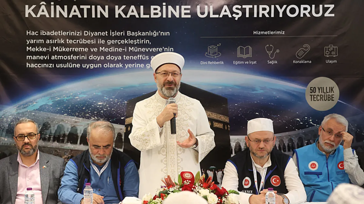 Diyanet İşleri Başkanı Erbaş Medine'deki Türk hacı adaylarıyla bir araya geldi