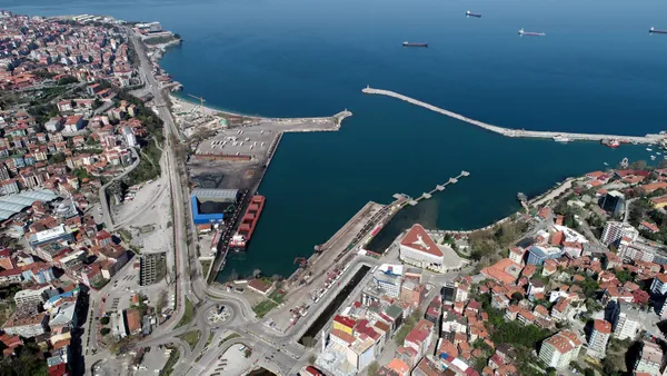 1614003078495.jpg 16 kişide mutasyonlu virüs görülmüştü! Zonguldak'ın sokakları tıklım tıklım! - 2