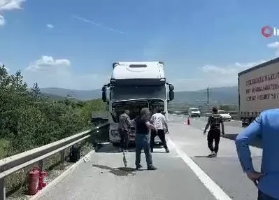 TEM’de alev alan tır söndürüldü