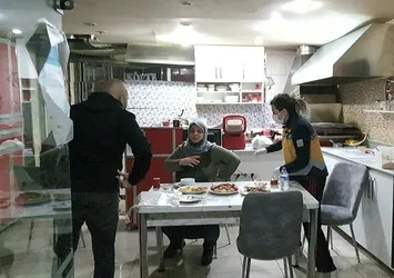 İftar sofrasında göğsünden bıçakladı! Dehşete düşüren olay