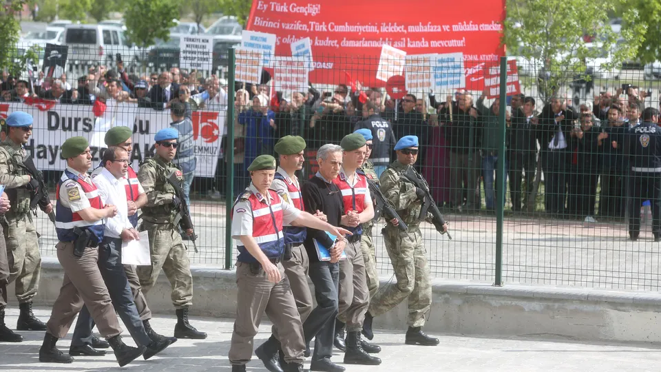 Darbecilerin komedyenleri kıskandıran savunmaları