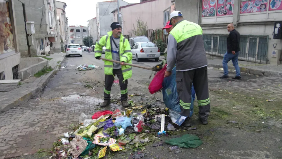 CHP'li Avcılar Belediyesi'nde işçiler grevde! Sokakları çöp götürüyor