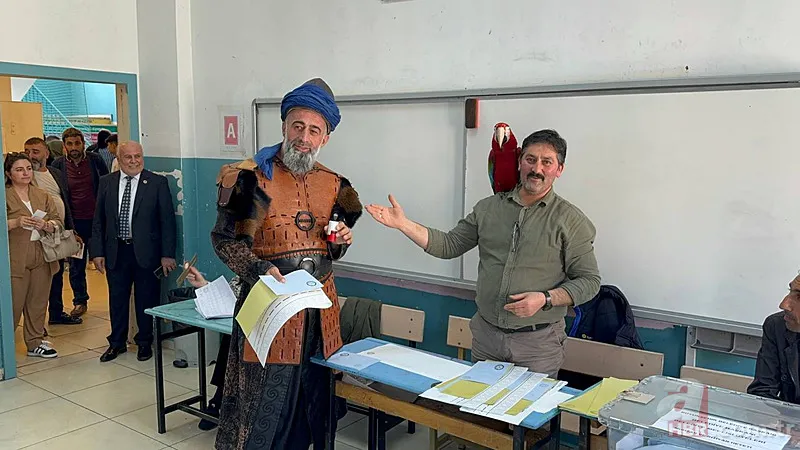 Oy vermeye gelen vatandaşlar şoke oldu! Alper Gezeravcı’dan esinlenip böyle sandığa geldi 25