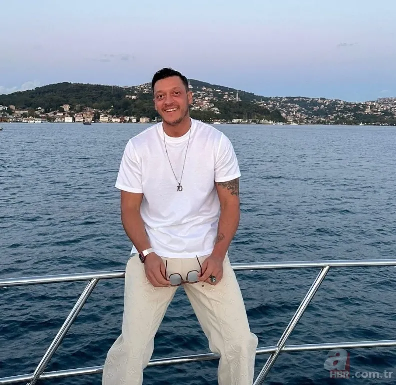 Mesut Özil'in güzel eşi Amine Gülşe annesiyle poz verdi! O fotoğrafa yorum yağdı! Minik kızları... 3