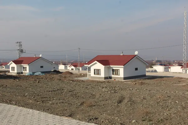 Malatyalı depremzedeler yeni evlerine geçti: Namaz kılarken Erdoğan'a teşekkür ediyorum - 4