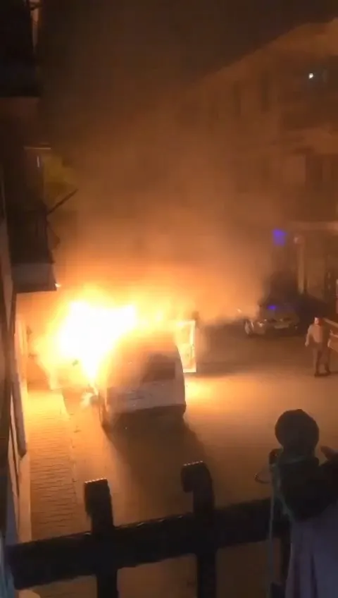 bursada-panik-anlari-kamyonet-gece-yarisi-alev-alev-yandi-mahalleli-ne-yapacagini-sasirdi-1662371864052.jpg