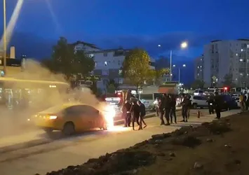 Sultanbeyli'de taksi alev alev yandı