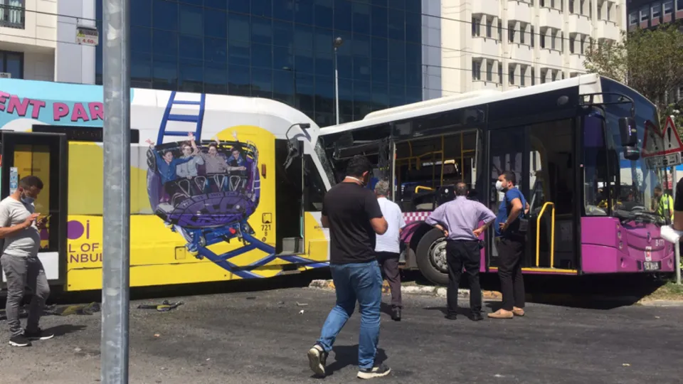 İstanbul'da feci kaza! Tramvay halk otobüsüne çarptı