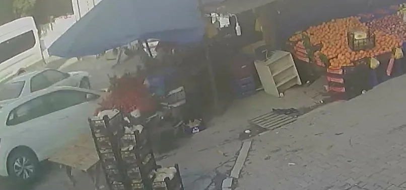 İstanbul'da kontrolden çıkan araç 2 kadına çarpıp manava girdi