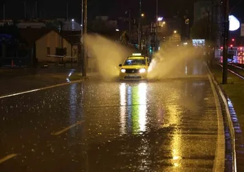 İzmir'de sağanak yağış etkili oluyor