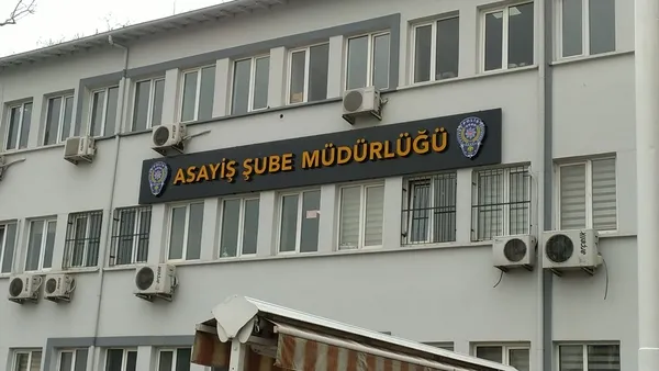 bursada-sahte-savci-ve-hakim-sebekesi-yakalandi-28-bin-euroluk-vurgun-1648026397989.jpg Bursa'da sahte savcı ve hakim şebekesi yakalandı! 28 Bin Euro'luk vurgun - 3