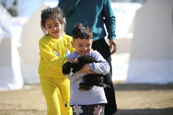 1676721893576.jpg Çadır kentteki depremzedeler evcil hayvanlarını yanlarından ayırmıyor! - 3