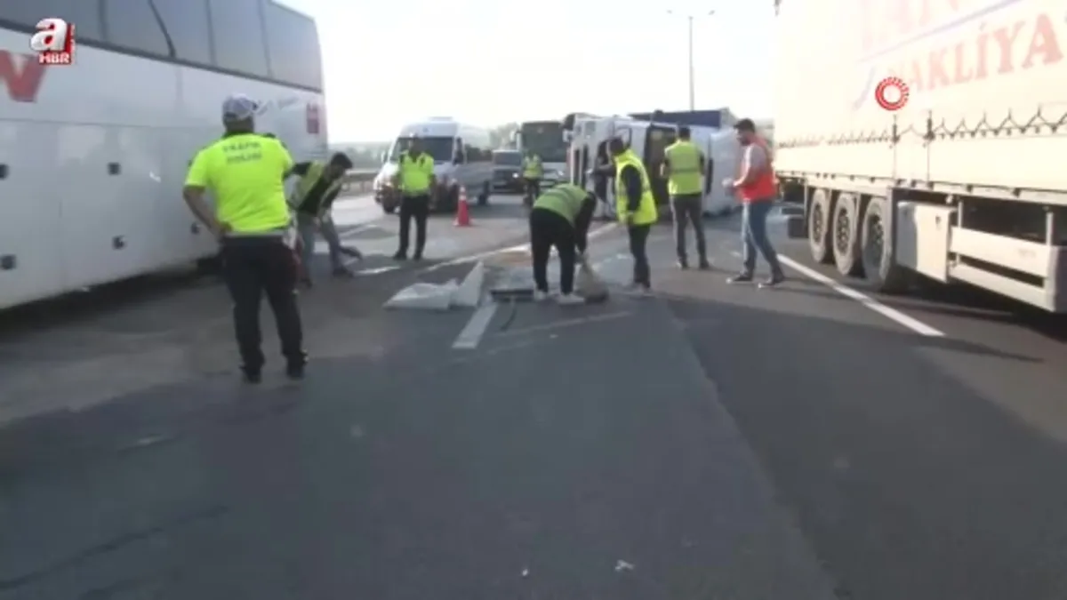 Pendik TEM Otoyolu'nda tır devrildi