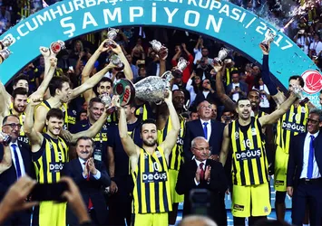 Fenerbahçe ilk kupasını kaldırdı!