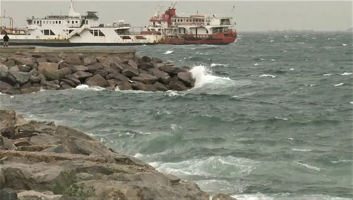 İstanbul Maltepe Sahili'nde lodos sebebiyle gemi kıyıya oturdu - 1