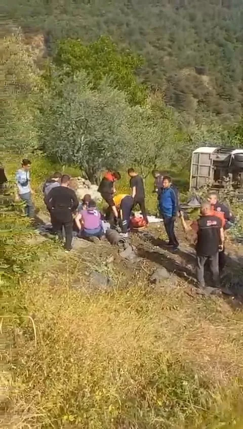 pamukovada-geziden-donen-universitelilerin-tasindigi-midibus-sarampole-devrildi-12-yarali-1714231595381.jpg Pamukova'da geziden dönen üniversitelilerin taşındığı midibüs şarampole devrildi: 12 yaralı - 3