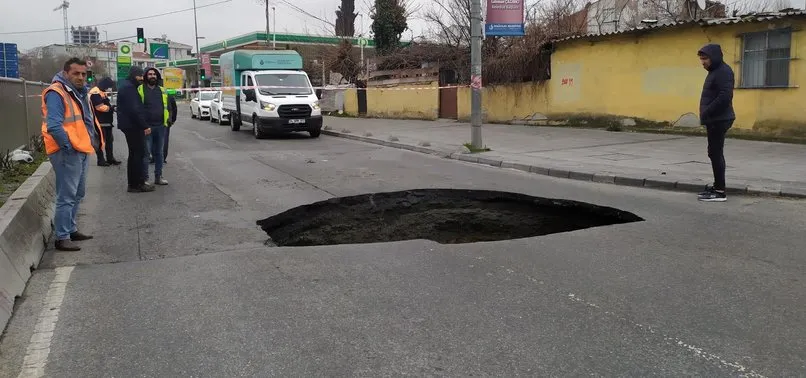 Bağcılar’da metro inşaatı yanındaki yol çöktü! 3 metrelik çukur oluştu