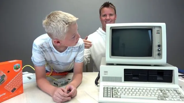 Dünyanın ilk kişisel bilgisayarının içini açtılar