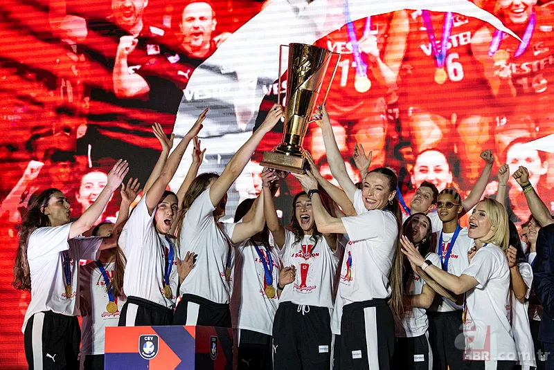 Filenin Sultanları Avrupa zaferini doyasıya kutladı! Melissa Vargas "Malatya bulunmaz eşin" türküsüyle coştu! İşte o anlar... 8