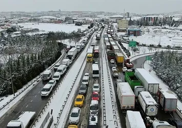 Kar ulaşımı aksattı! Şekerpınar'da kilometrelerce araç kuyruğu oluştu