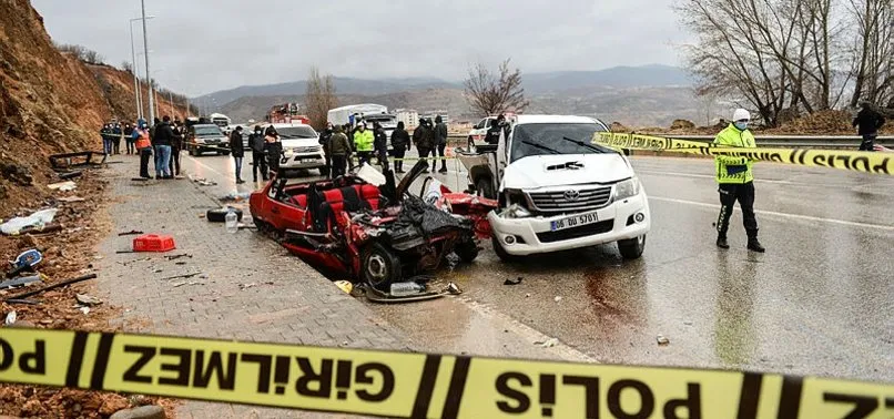 Son dakika: Tunceli'de iki otomobil çarpıştı: 2 ölü 1 yaralı