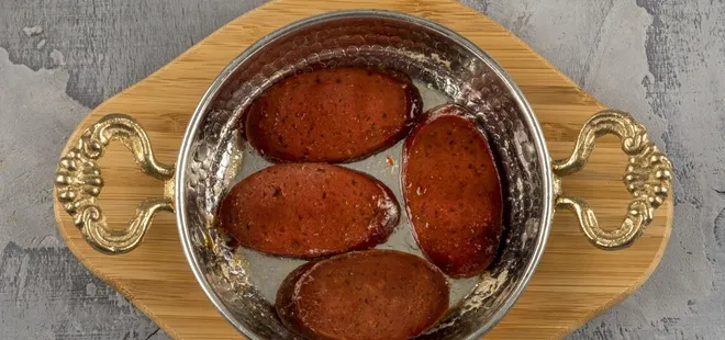 Sucuk kızartırken yarım bardak ekleyin! Lezzetini ikiye katlıyor...