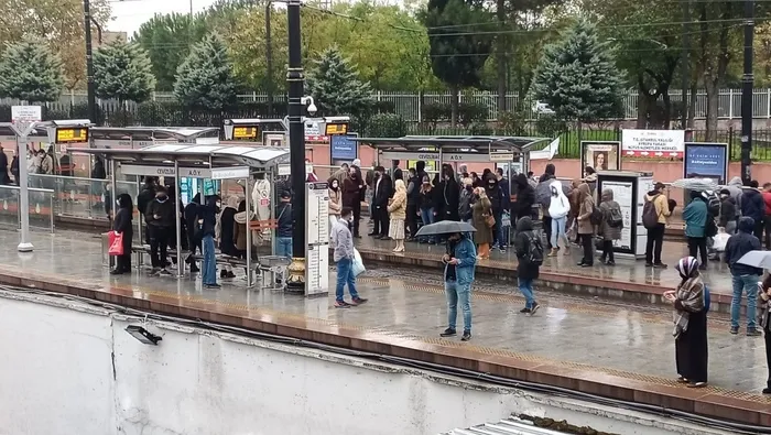Son dakika: İstanbulluların toplu ulaşım çilesi! Haftanın ilk günü Cevizlibağ’da tramvay ve metrobüslerde yoğunluk