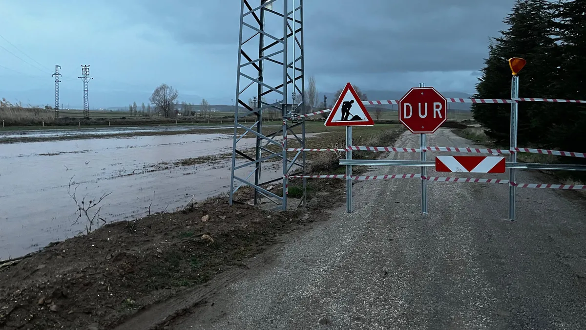 Yağmur sonrası yolda 4 metre derinliğinde çukur oluştu