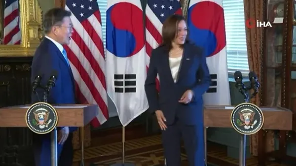 ABD Başkan Yardımcısı Kamala Harris’in yaptığı hareket olay oldu! Güney Kore Devlet Başkanı Moon Jae-in... - 6