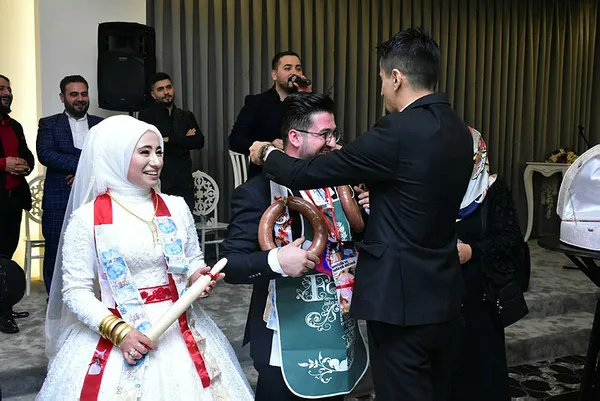 1634573712401.jpg Damadın arkadaşları 2 kangal sucuk taktı! Bursa'da bir garip düğün - 3