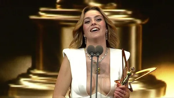 bunu-tutuyorum-cunku-elimde-su-an-dedi-2-milyonu-kapti-1640584543929.jpeg Melis Sezen ‘Bunu tutuyorum çünkü elimde şu an’ dedi servet kazandı - 2