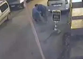 Yolda yürüyen yaşlı kadını gasp anı kamerada