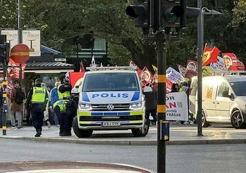 Yine İsveç yine skandal! Polis gözetiminde terör örgütü propagandası yaptılar