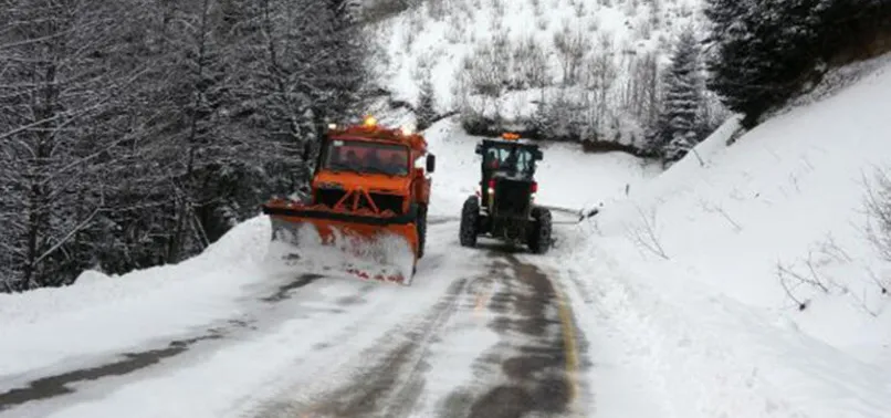 Doğu Karadeniz’de yoğun kar yağışı sonrası 448 köy yolu ulaşıma kapandı